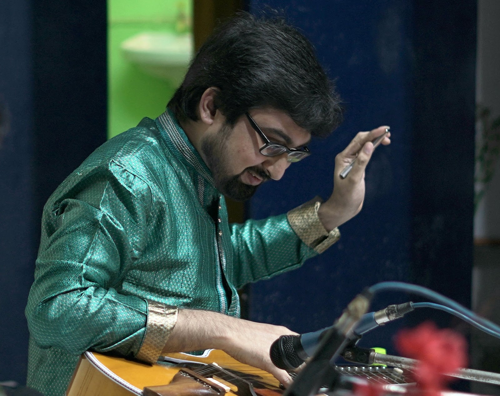 Soumalya Mukhopadhyay (Indiase Slide guitar), Sanchari Roy (Indiase Dans) & Toss Levy (Tabla)