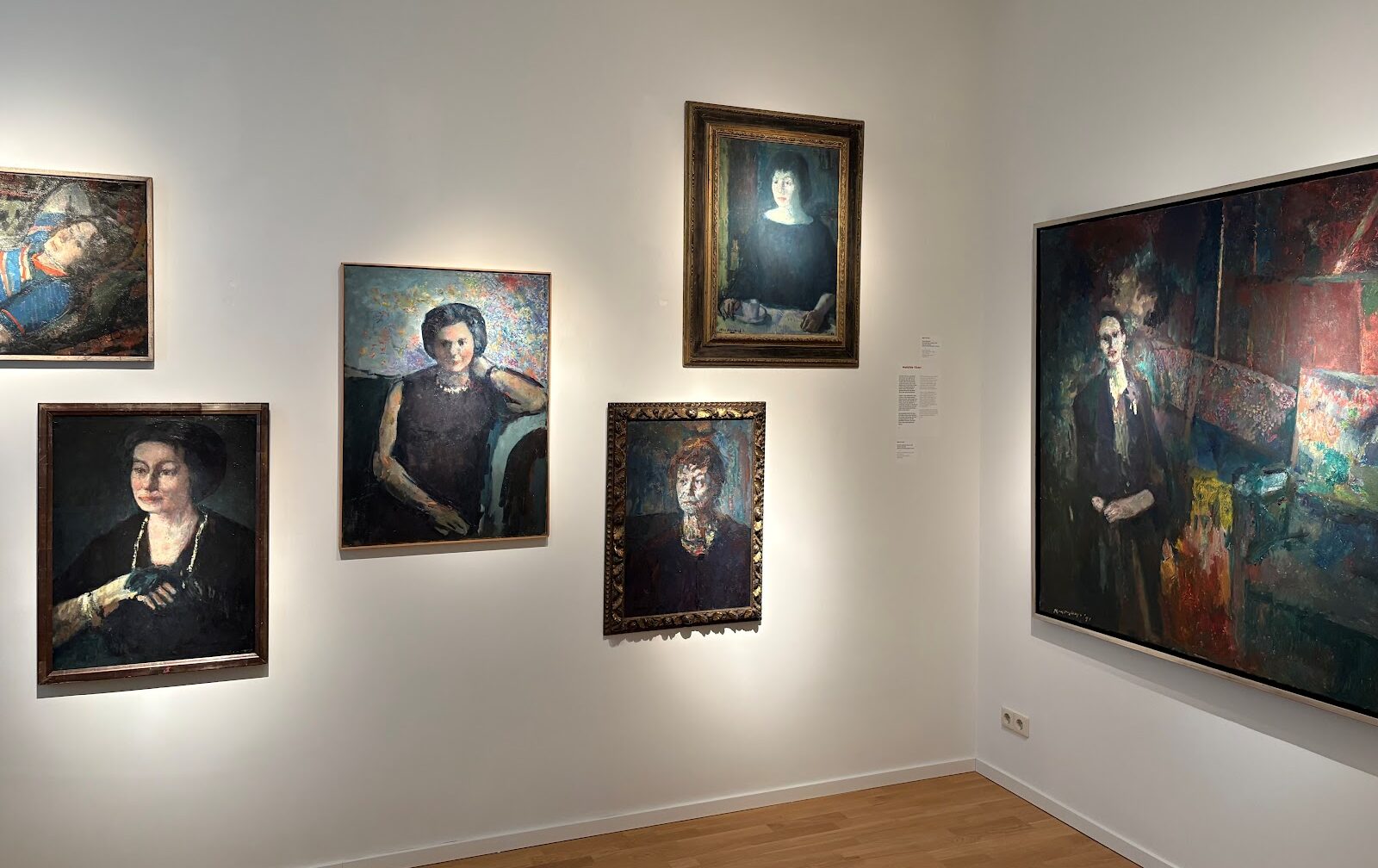 Kees Verwey: in het atelier en vrouwenportretten